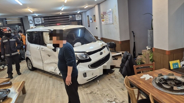 정평동에서 승용차 충돌 사고로 6명 다쳐