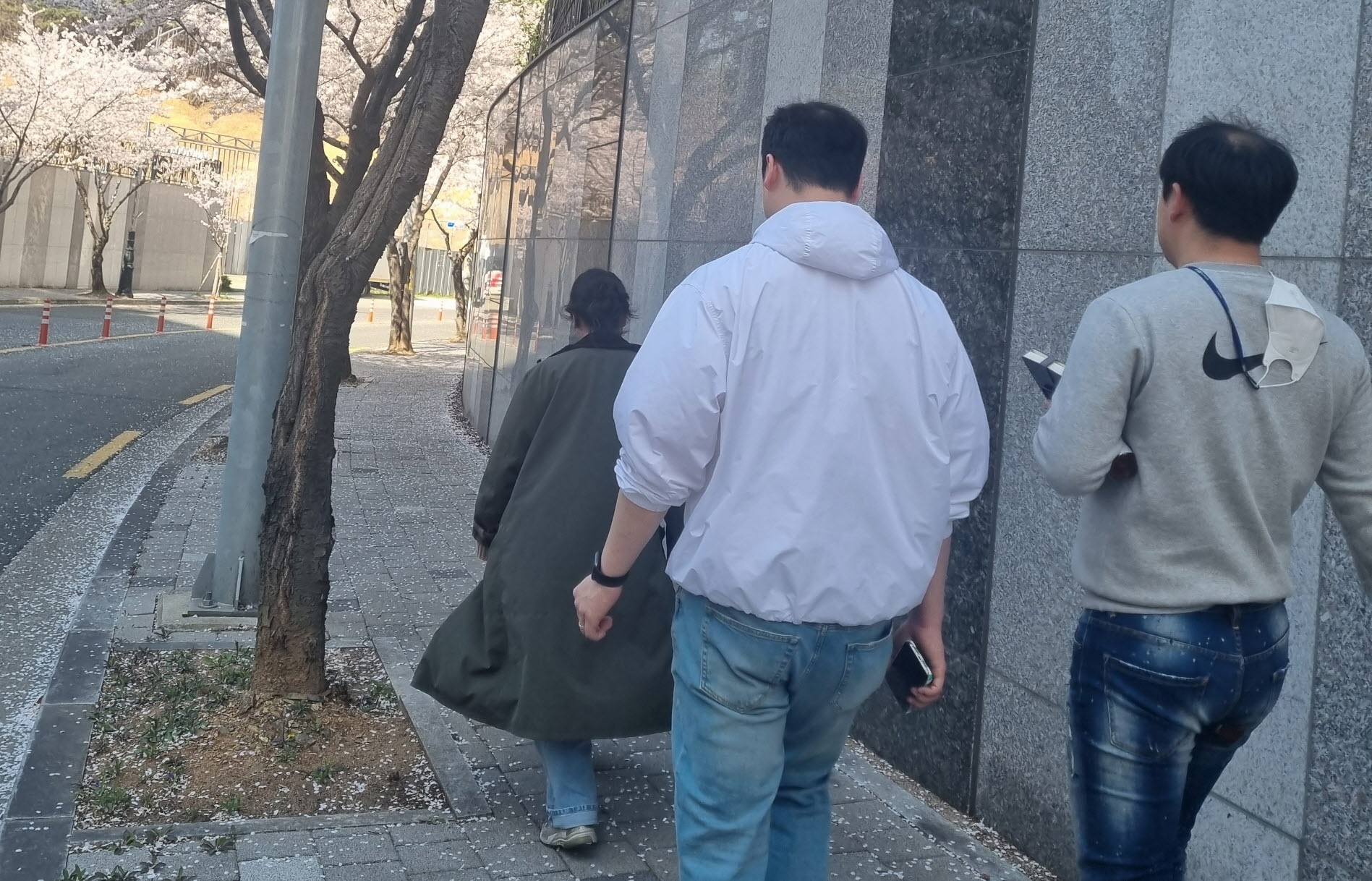 스토킹 피해자에 민간 경호 지원한다!
