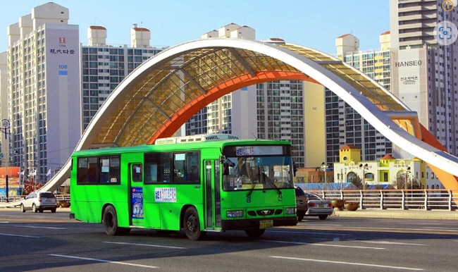 임당역 인근에서 시내버스가 보행자 추돌