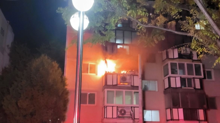 “아파트 베란다에서 담배 피우다가...”