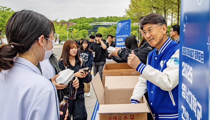 “A+ 간식 먹고, 시험 잘 봐요!”