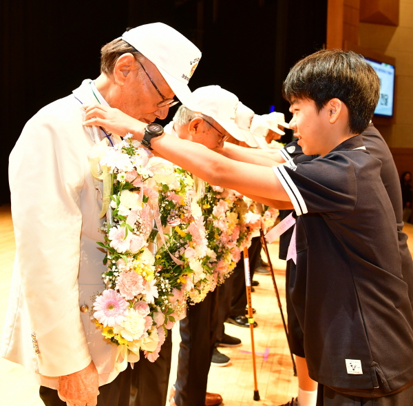 “참전용사들의 숭고한 넋을 기립니다!”
