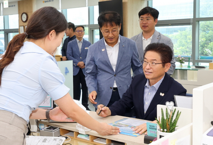 이철우 지사 ‘APEC 성공개체 예금’ 1호 가입