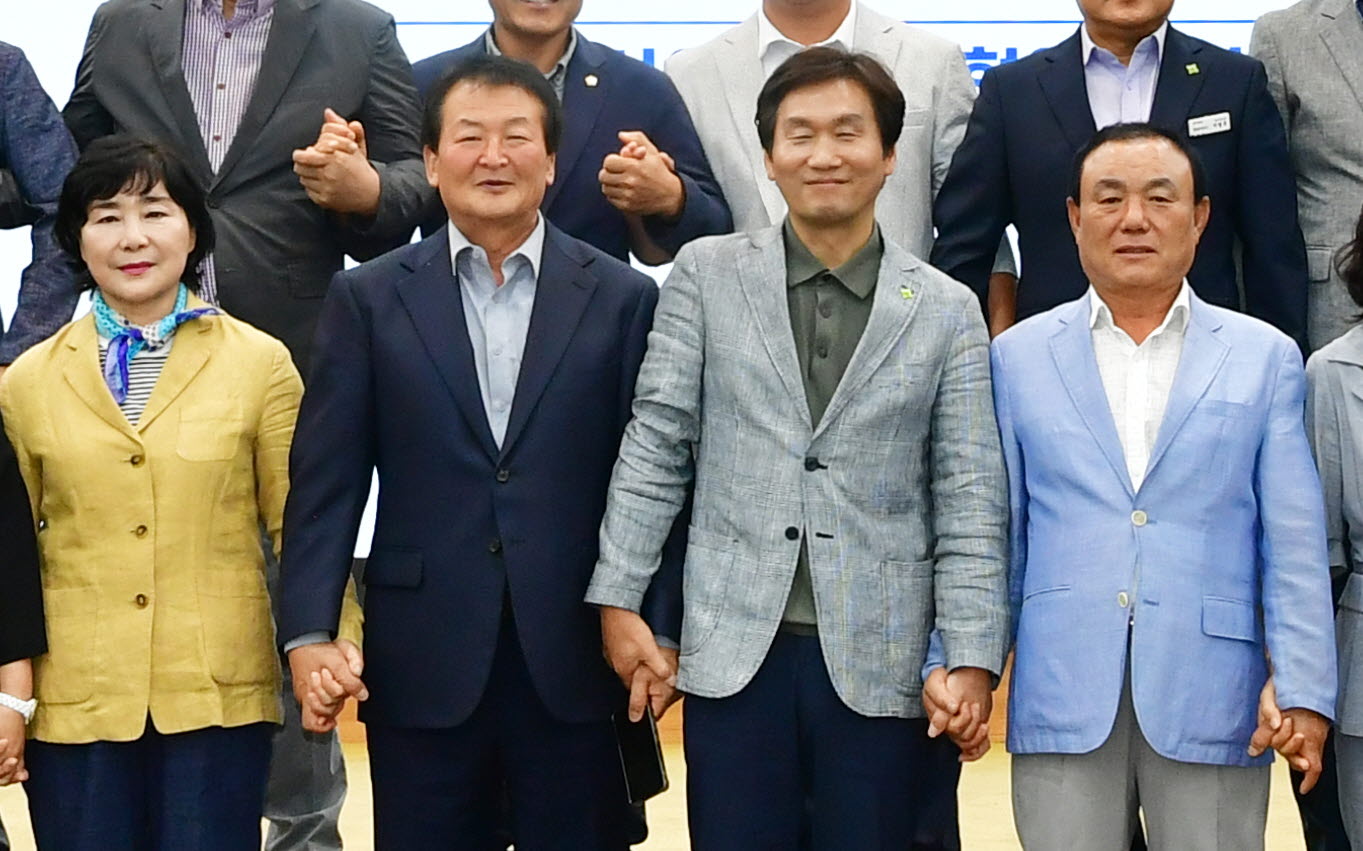 ‘따뜻한 맞손, 함께하는 큰 걸음’
