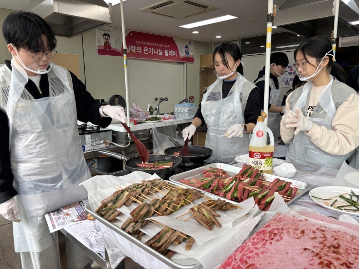 대학생 봉사자들이 부친 ‘정(情)’