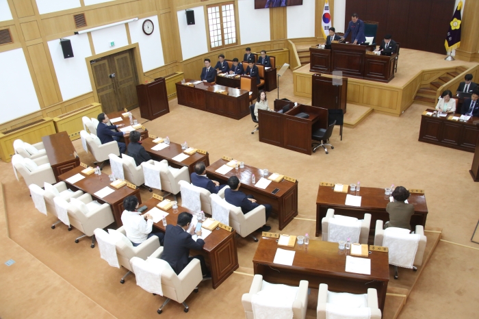 “본분 내팽개치고 선거 운동만”