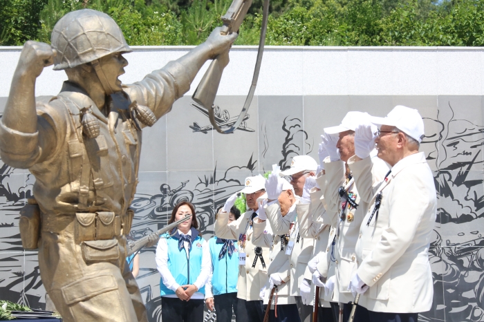 ‘고귀한 희생, 가슴에 새깁니다’